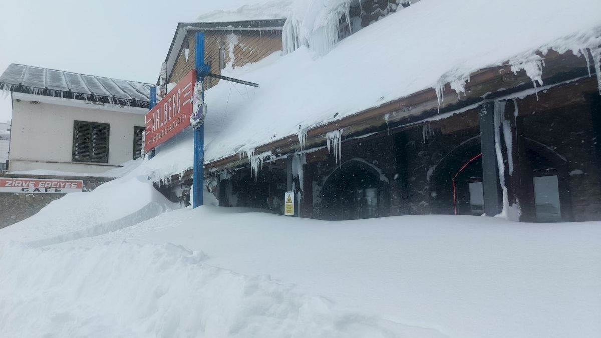 Erciyes’te Kar Kalınlığı Ziyaretçilere Zor Anlar Yaşattı! (4)