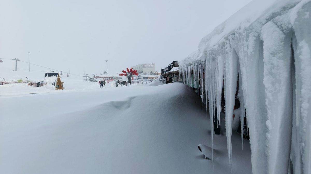 Erciyes’te Kar Kalınlığı Ziyaretçilere Zor Anlar Yaşattı! (6)