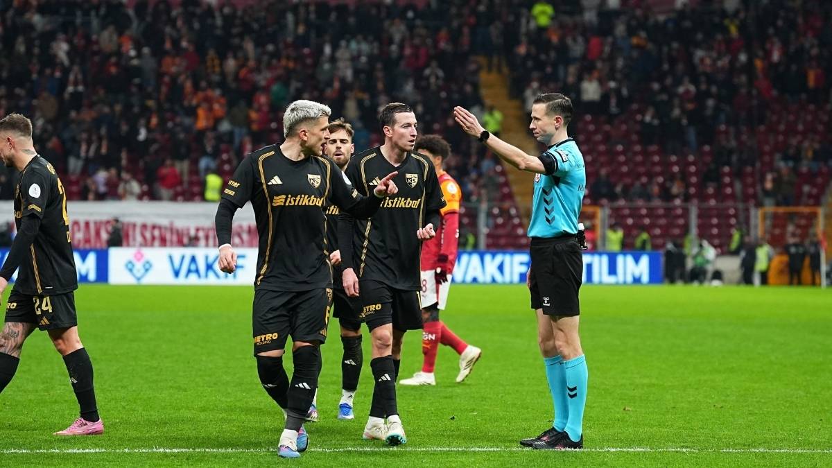 Galatasaray Kayserispor Maçında Tartışılan Pozisyon Yorum (2)