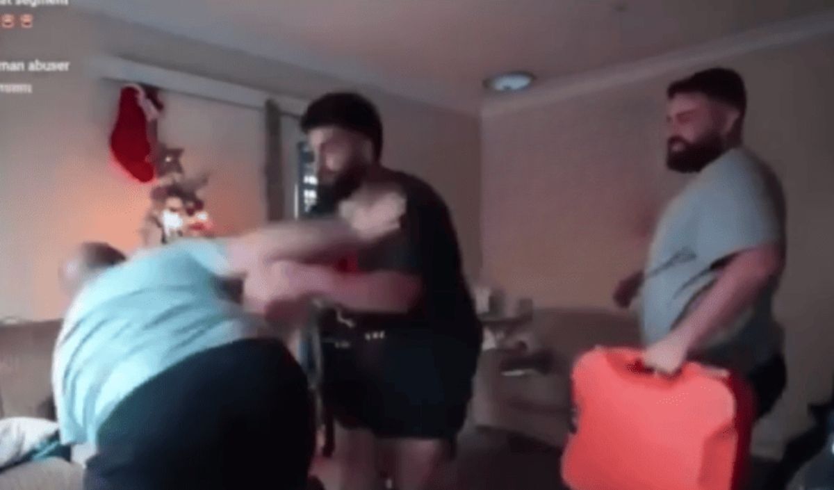 canlı yayında baba oğlunu dap etti