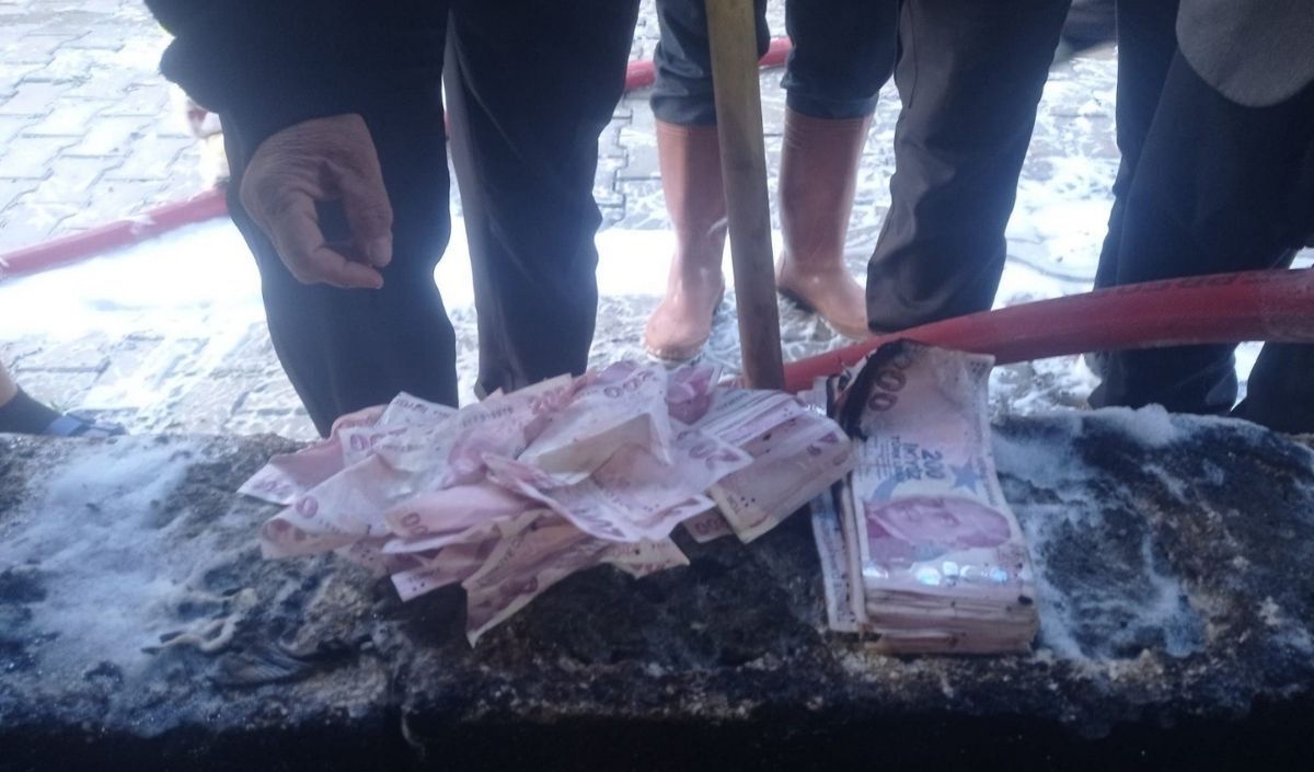 İtfaiye Erleri Alevlerin Arasından Kur’an I Kerimi Çıkardı (2)