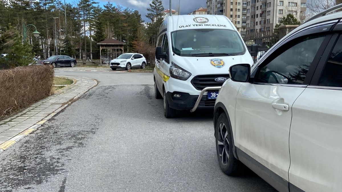 Kayseri Sümer Mahallesi’nde Şüpheli Ölüm! Albay Eşi Evinde Asılı Bulundu (3)