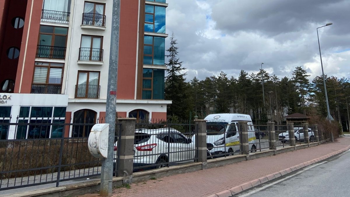 Kayseri Sümer Mahallesi’nde Şüpheli Ölüm! Albay Eşi Evinde Asılı Bulundu (4)