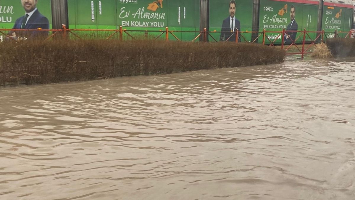 Kayseri’de Belediye Ekipleri Yetersiz Kaldı Yollar Adeta Göle Döndü! (3)