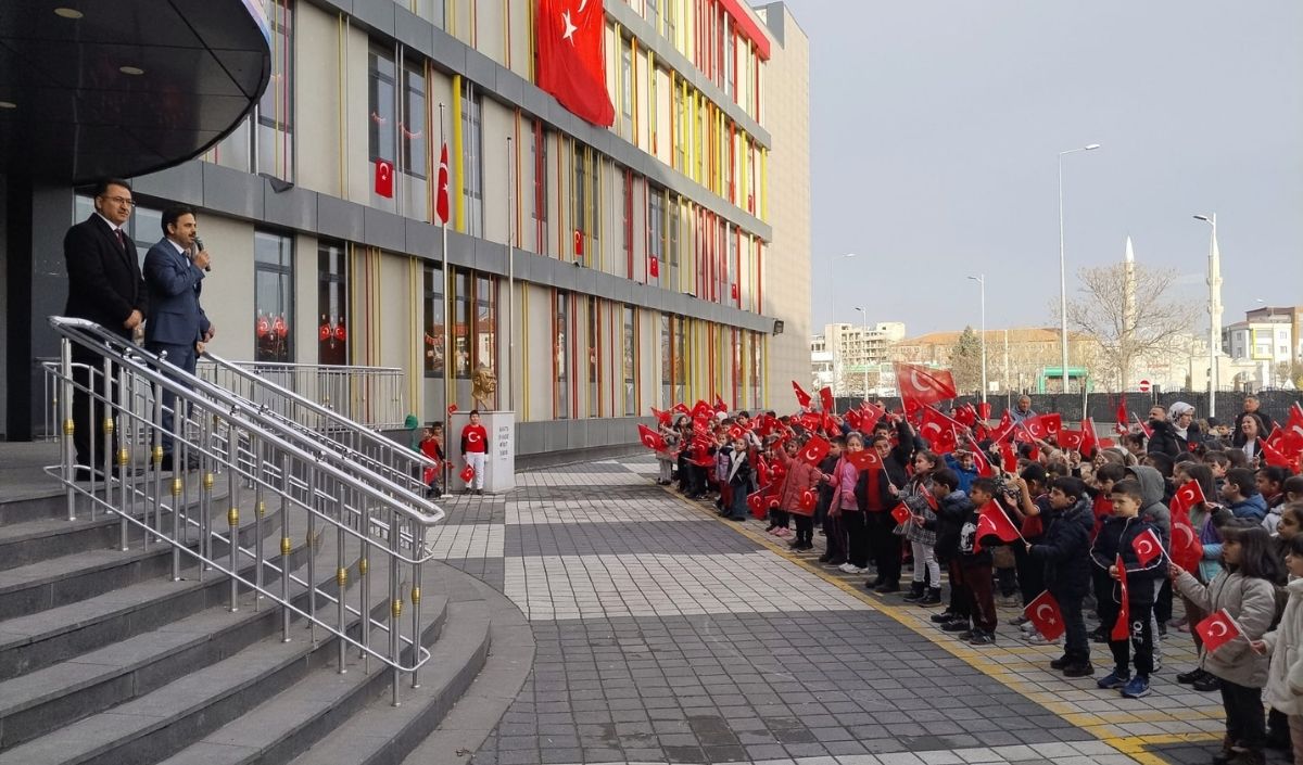 Kayseri’de Ikinci Dönem Başladı! Okullarda İlk Ders Bayrak Sevgisi (1)