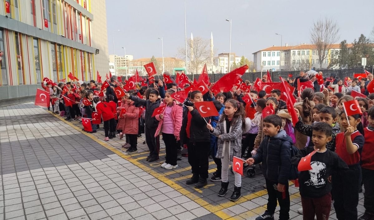 Kayseri’de Ikinci Dönem Başladı! Okullarda İlk Ders Bayrak Sevgisi (3)