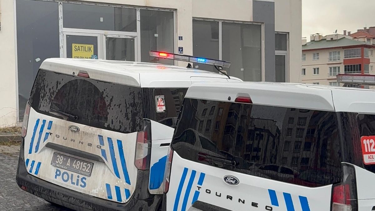 Kayseri’de Itfaiye Kapıyı Kırıp Içeri Daldı! 32 Yaşındaki Adamı Asılı Halde Buldu (3)