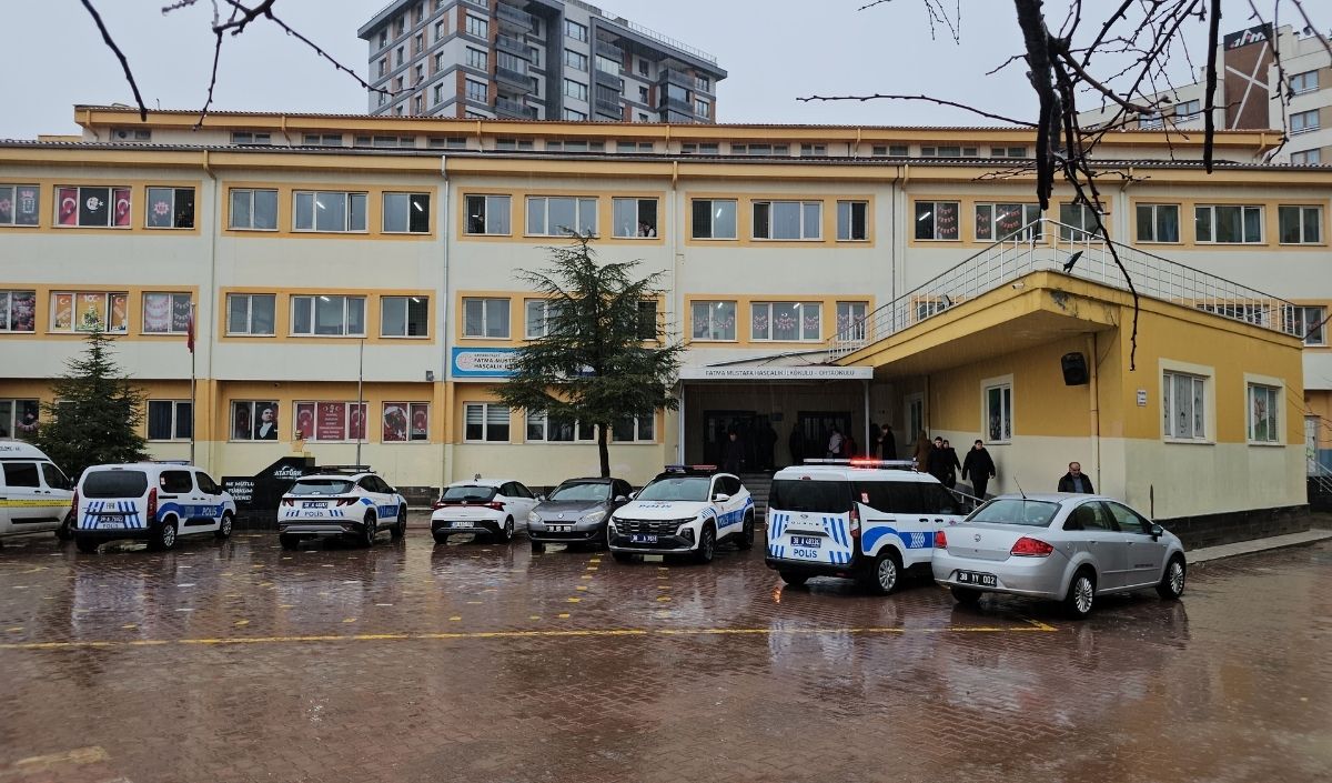 Kayseri’de Ortaokulda Bıçaklı Kavga! 1 Yaralı (2)