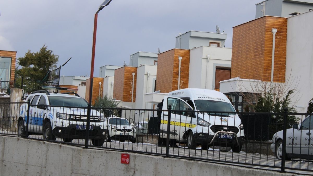 Kayseri’de Yeni Erkek Arkadaşı Eski Erkek Arkadaşını Bıçakladı 1 Kişi Ağır Yaralandı! (5)