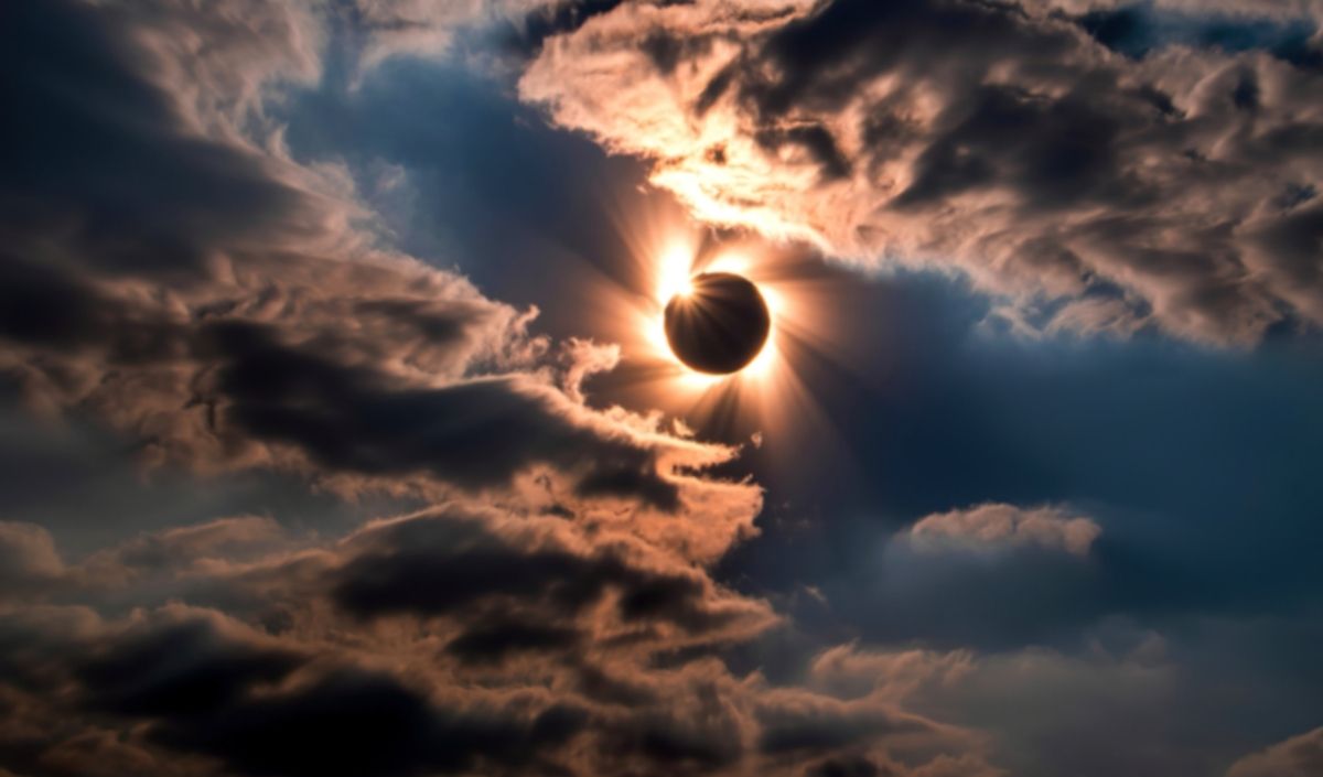 Kova Burcu Güneş Tutulması (1)