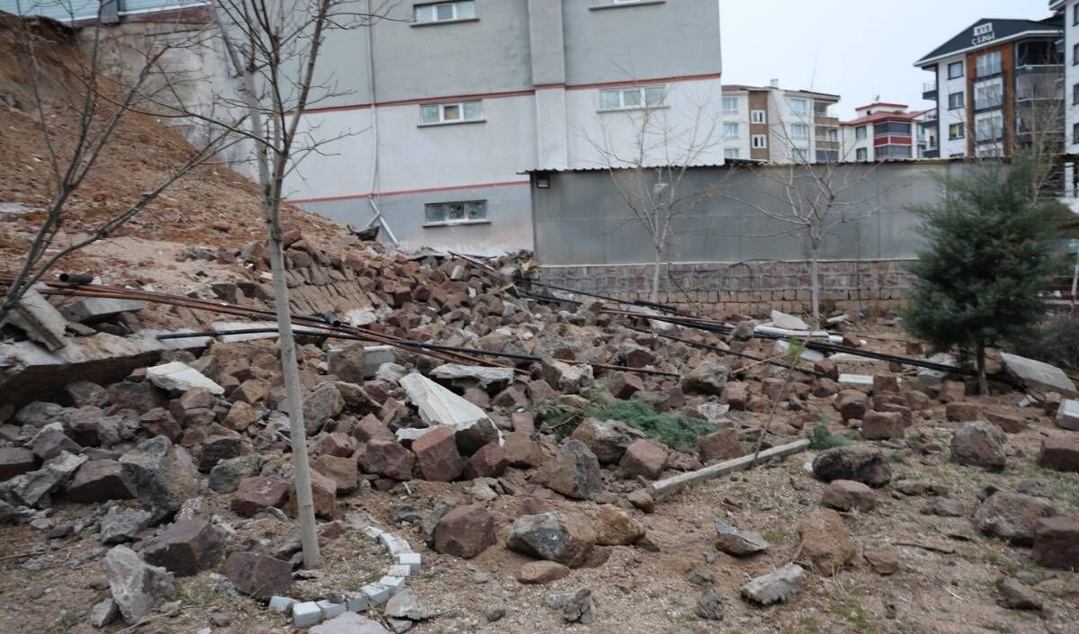 Nevşehir'de 15 Metrelik Duvar Aniden Çöktü (1)