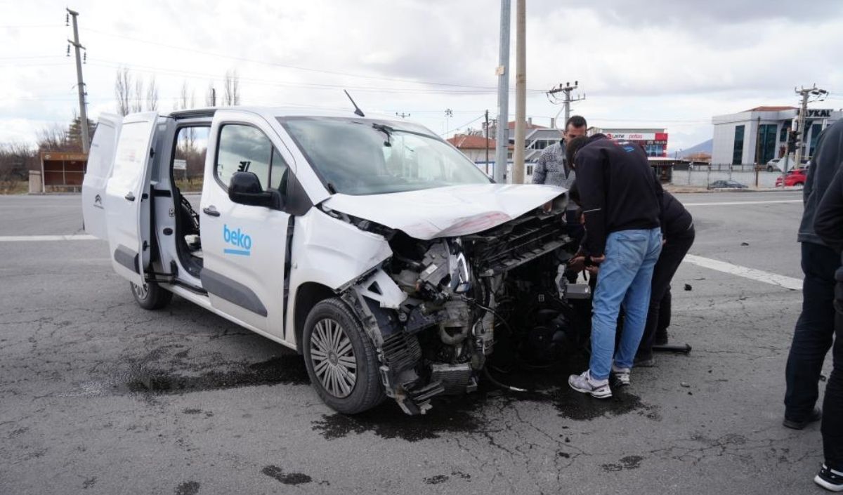 Niğde'de Ambulans Kazası! 3 Sağlıkçı Yaralandı (1)