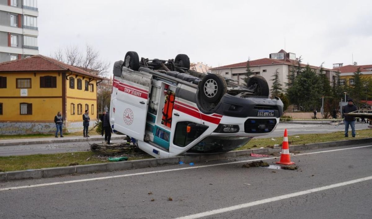 Niğde'de Ambulans Kazası! 3 Sağlıkçı Yaralandı (3)