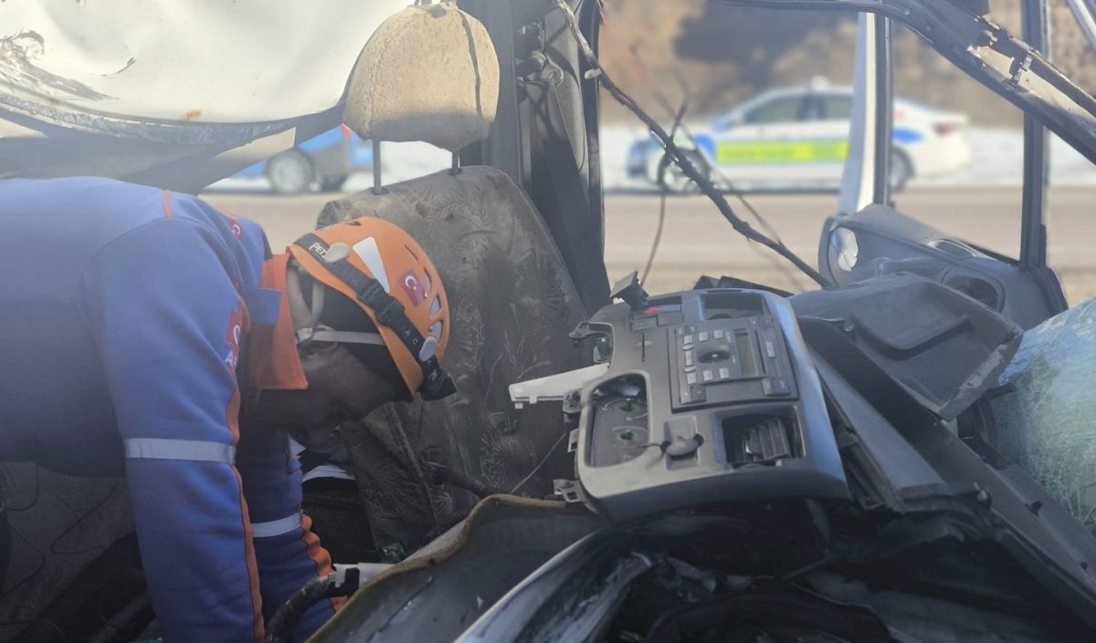 Öğrenci Servisi Tıra Arkadan Çarptı (1)