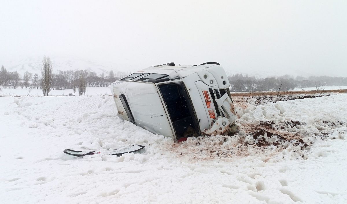 Sivas’ın Yıldızeli Ilçesinde Öğrenci Servisi Kar Ve Buzlanma Nedeniyle Şarampole Devrildi. Kazada 10 Öğrenci Yaralandı. Yaralıların Sağlık Durumları Ve Kazaya Ilişkin Son Gelişmeler Haberimizde. (1)-1