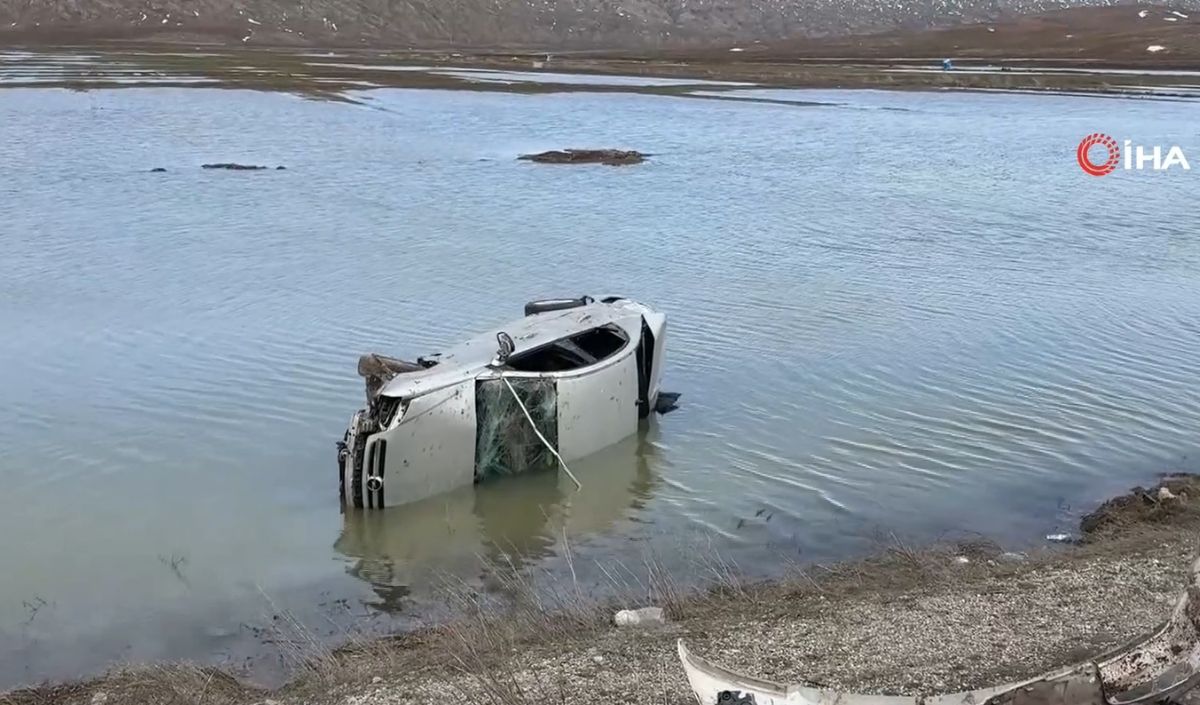 Sivasta Otomobil Göle Düştü (1)