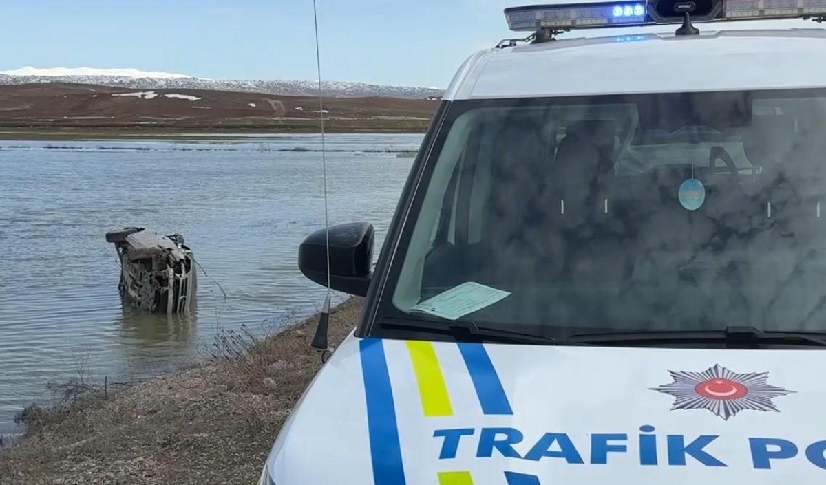 Sivasta Otomobil Göle Düştü (2)