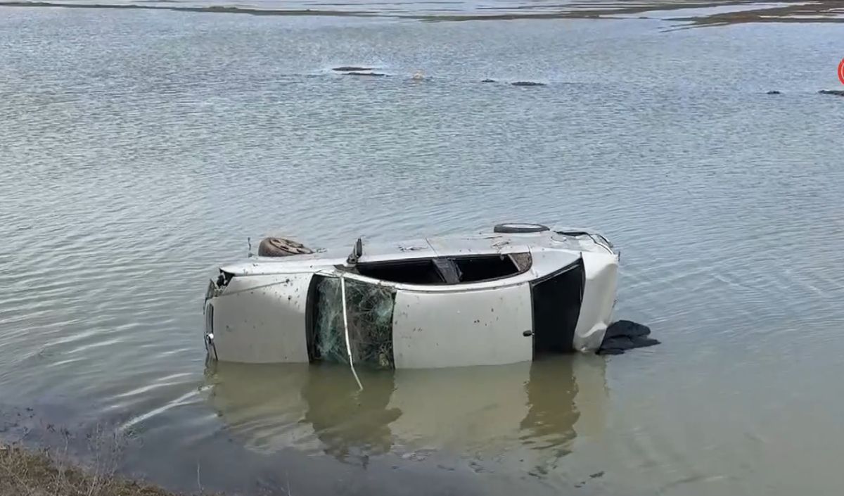 Sivasta Otomobil Göle Düştü