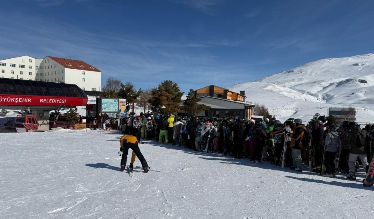 Sömestr Bitti, Erciyes Doldu Taştı! Teleferik Kuyrukları Uzadı (1)
