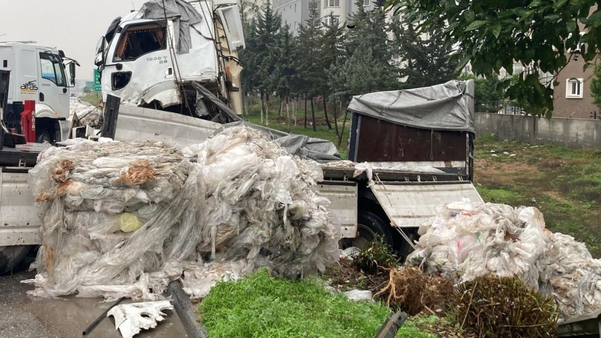 Tag Otoyolu’nda Kaza Sonrası Naylon Atık Alarmı! (2)