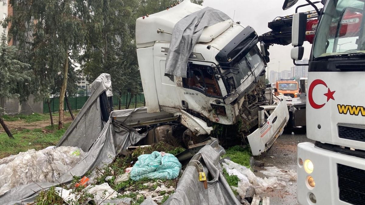 Tag Otoyolu’nda Kaza Sonrası Naylon Atık Alarmı! (4)