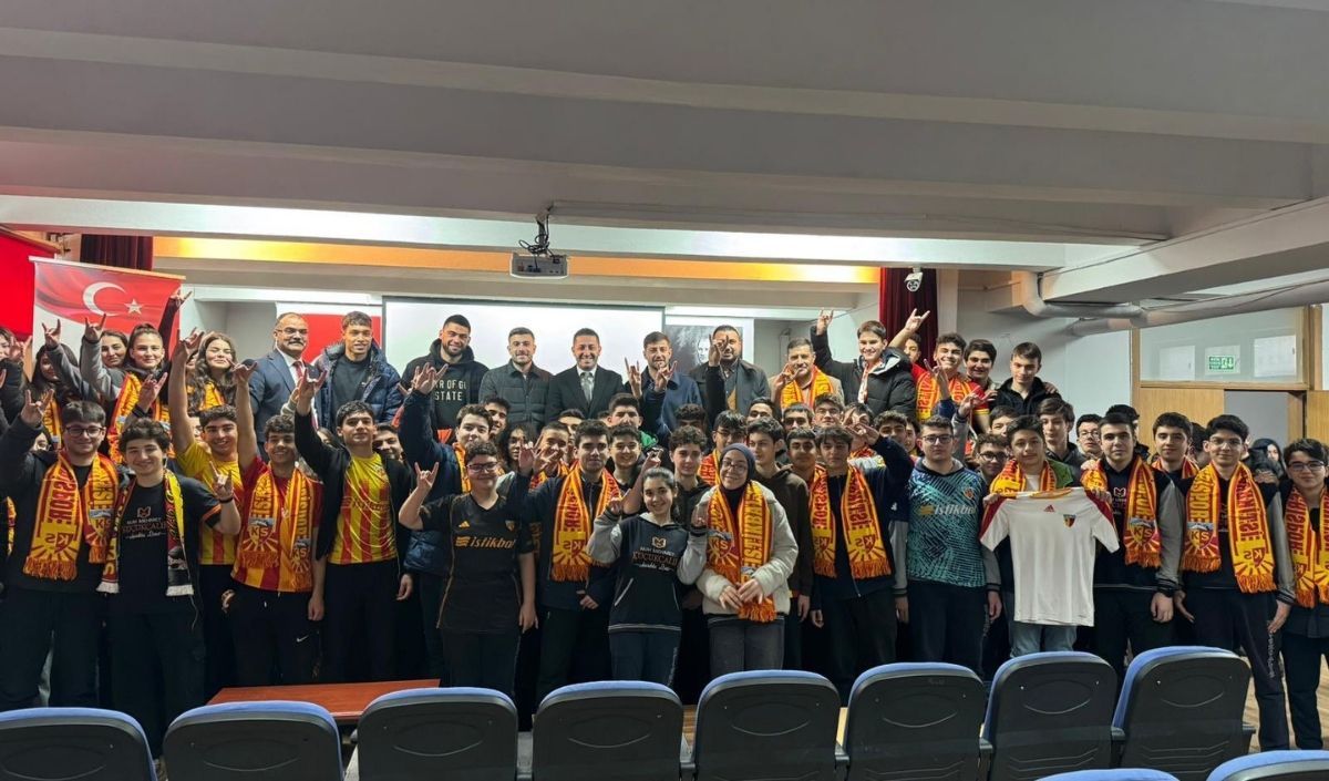 Ülkü Ocakları Futbolcularla Lise Ziyareti (1)