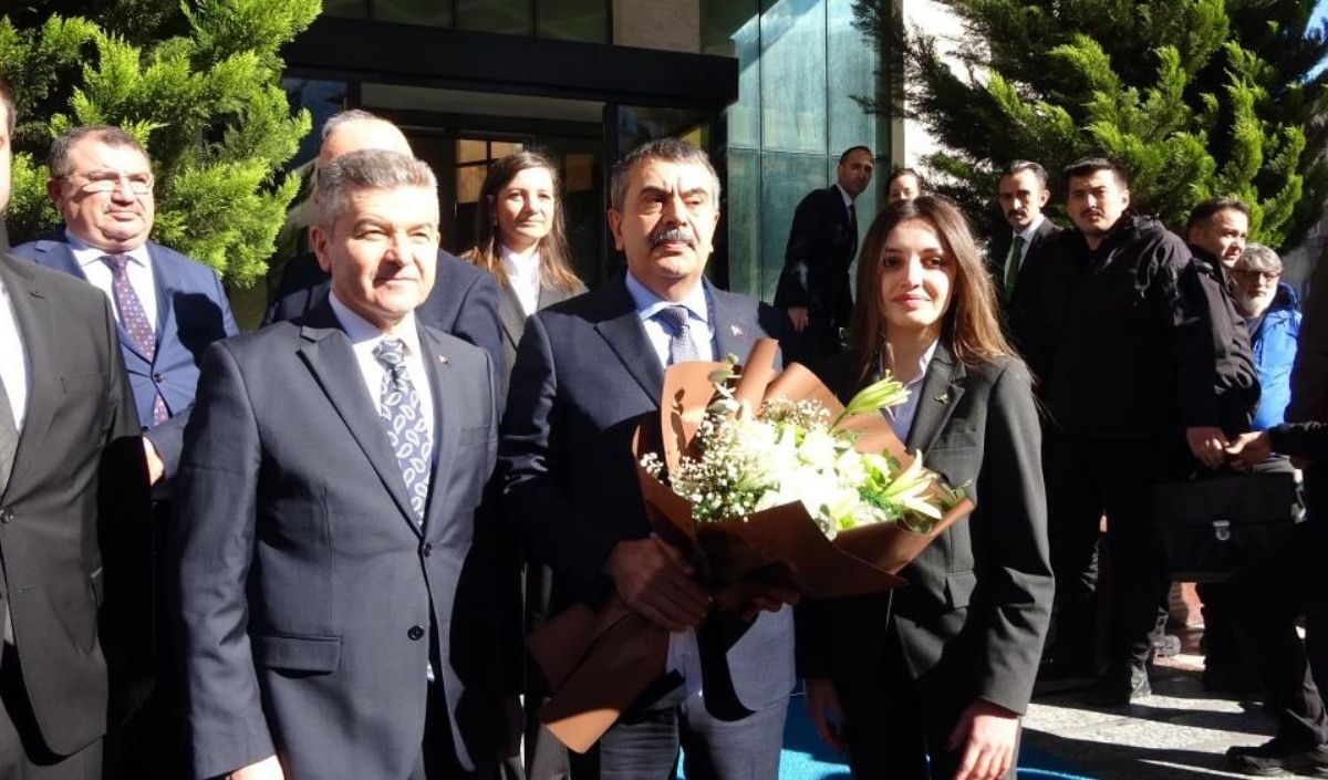 Yusuf Tekin’den Özgür Özel’e Sert Sözler! Midesi Geniş Değilim (1)