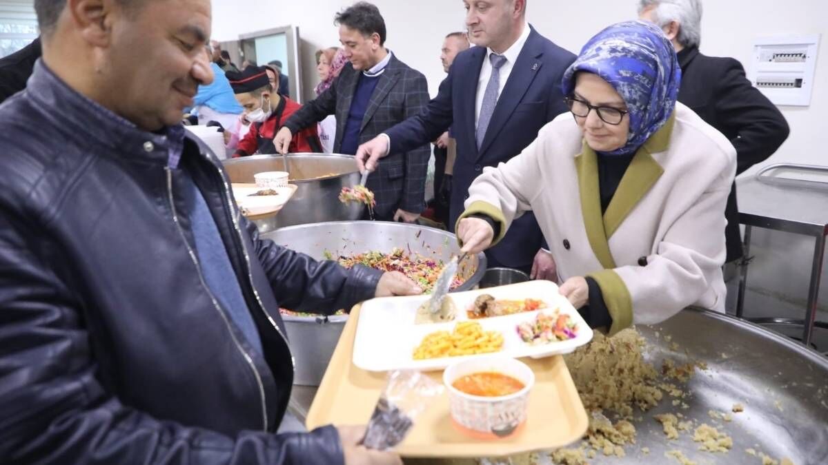 Ayşe Böhürler Vatandaşla Birlikte Iftar Sahur Yaptı (2)