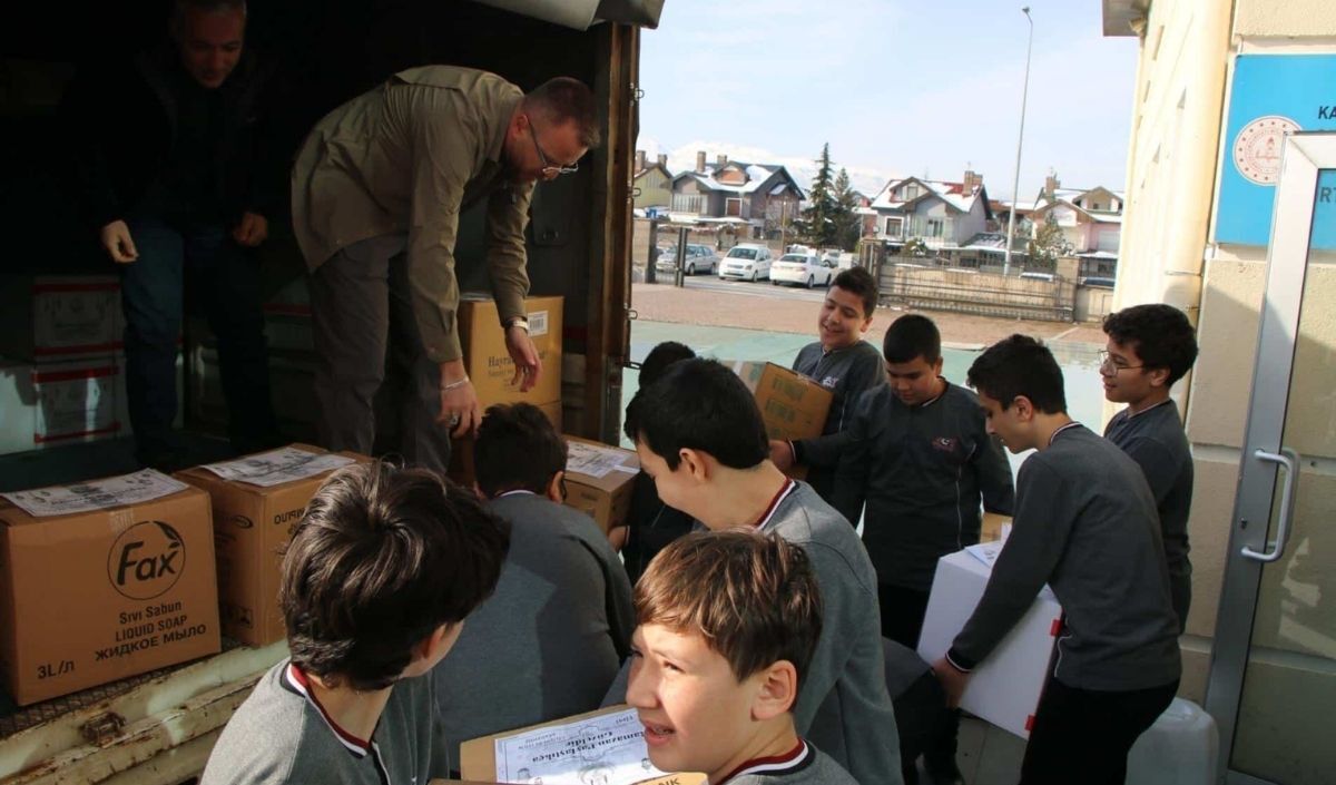 Kayseri’de Iyilik Timi Öğrencilerinden Yardım Seferberliği (2)