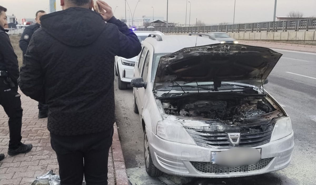 Kayseri’de Seyir Halindeki Otomobil Yandı (1)