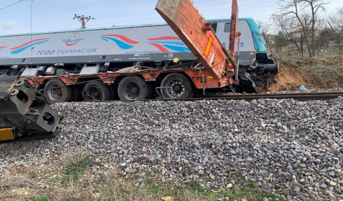 Nevşehir’de Yük Treni Tıra Çarptı! 2 Makinist Yaralandı (2)