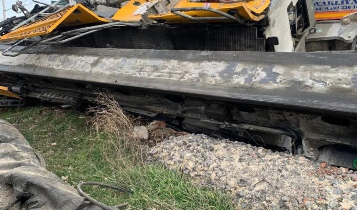 Nevşehir’de Yük Treni Tıra Çarptı! 2 Makinist Yaralandı (3)