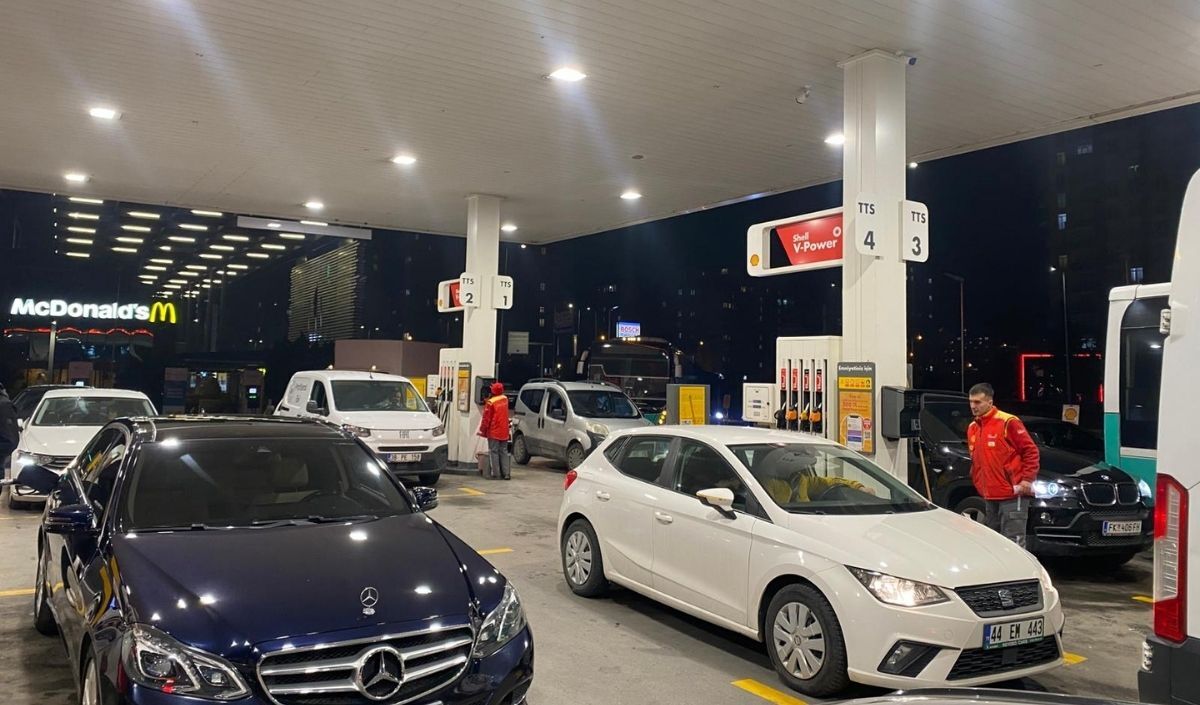 Petrol Istasyonlarında Zam Yoğunluğu